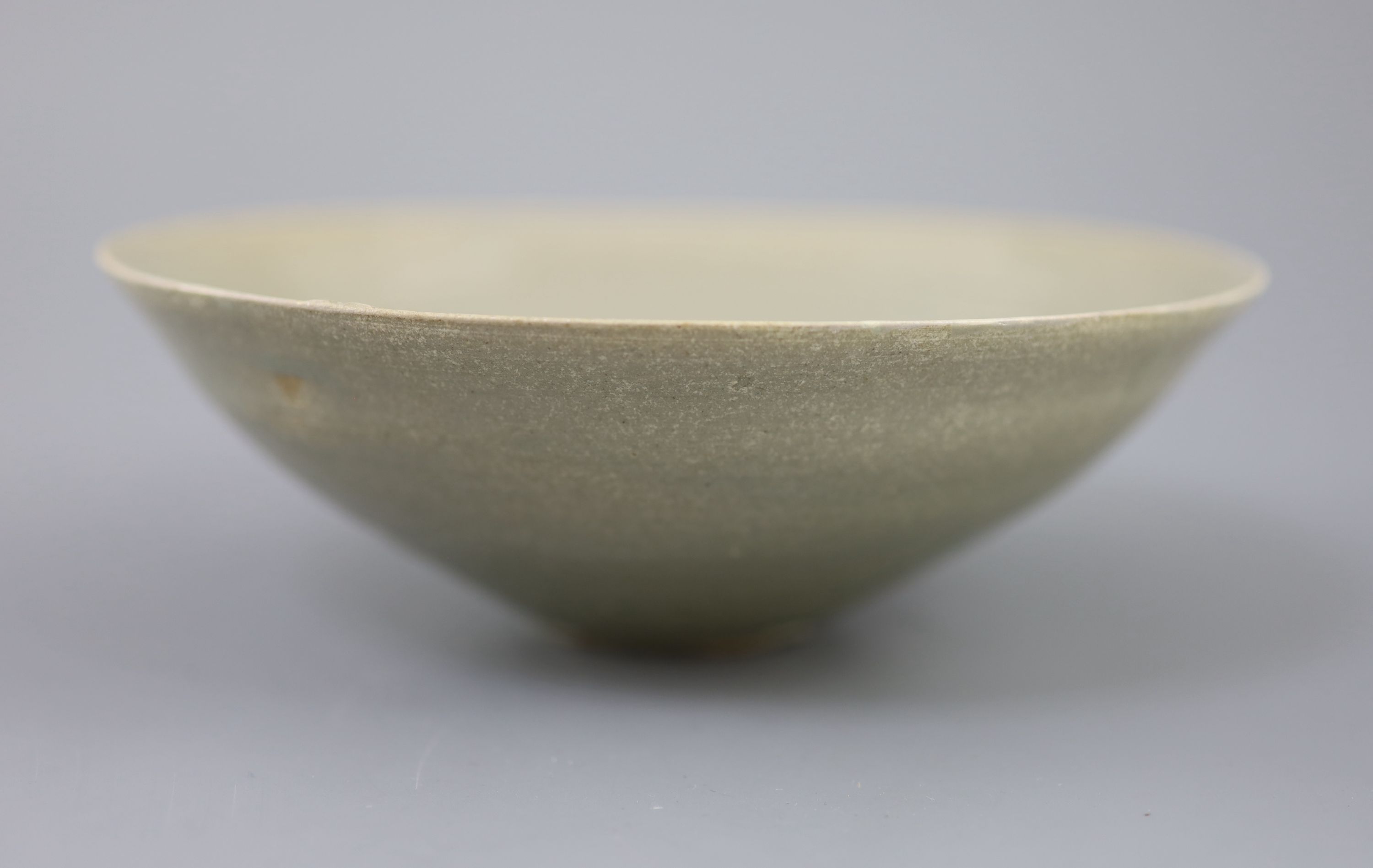 A Chinese celadon bowl, Song-Yuan dynasty 18.2cm diameter